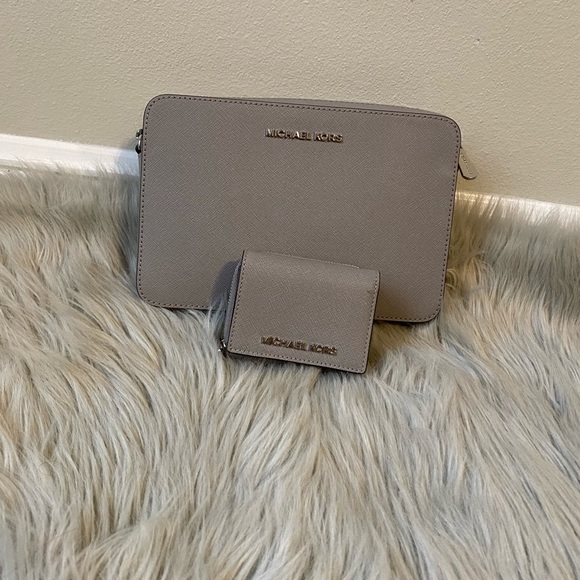 Michael Kors LG crossbody with matching wallet - Picture 4 of 6